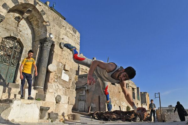 Syrian Teenagers Practice Parkour in Aleppo - Sputnik Абхазия