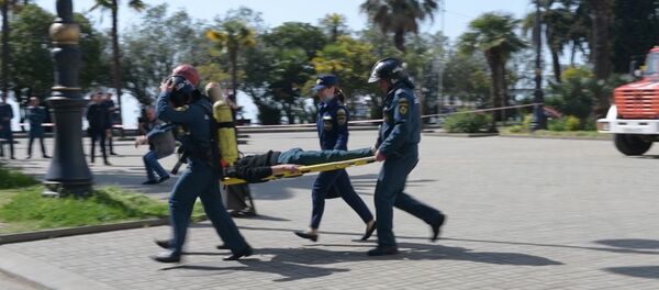 Нетеатральная постановка: как проходили учения МЧС Абхазии в центре Сухума Нетеатральная постановка: как проходили учения МЧС Абхазии в центре Сухума - Sputnik Абхазия