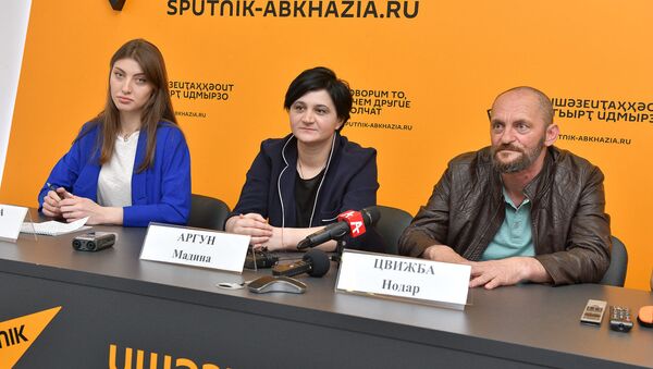 Пресс-конференция анонса премьеры спектакля Носороги в абхазском драмтеатре - Sputnik Абхазия