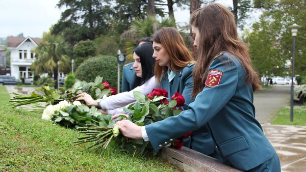 Сотрудники министерства по налогам и сборам на возложении в Парке Славы - Sputnik Абхазия
