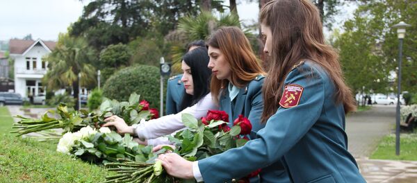 Сотрудники министерства по налогам и сборам на возложении в Парке Славы Сотрудники министерства по налогам и сборам на возложении в Парке Славы - Sputnik Абхазия