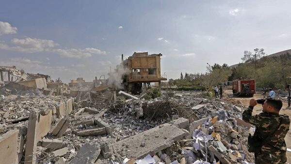 Сирийский солдат на месте разрушенного научно-исследовательского центра в Барзе - Sputnik Абхазия
