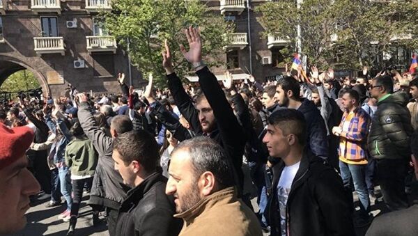 Активисты в центре Еревана - Sputnik Абхазия