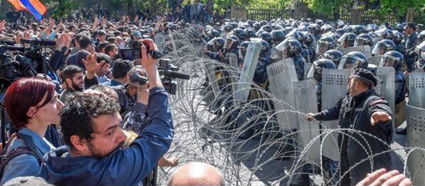 Беспорядки на проспекте Багромян Беспорядки на проспекте Багромян - Sputnik Абхазия