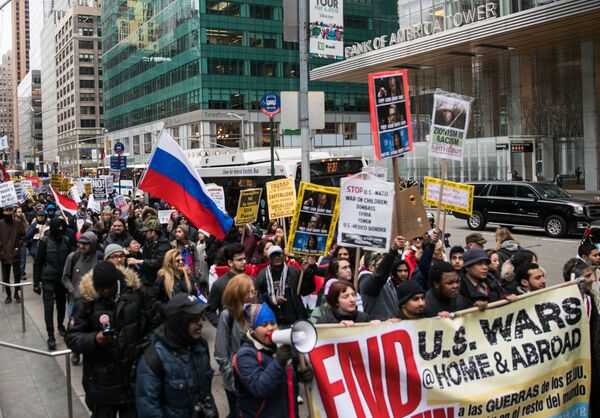 Участники акции протеста против ударов по Сирии в Нью-Йорке - Sputnik Абхазия