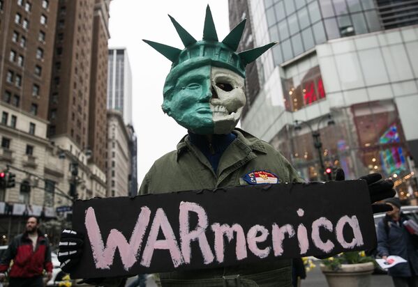 Участник акции протеста против ударов по Сирии в Нью-Йорке - Sputnik Абхазия