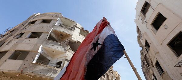 Сирийский флаг на разрушенной улице в Восточной Гуте Сирийский флаг на разрушенной улице в Восточной Гуте - Sputnik Абхазия
