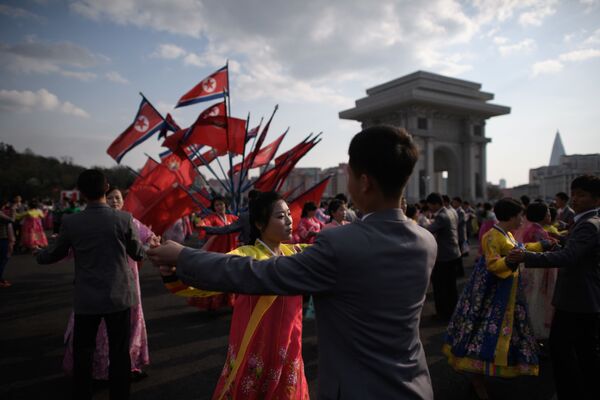 Массовый танец во время празднования Дня Солнца в Пхеньяне - Sputnik Абхазия