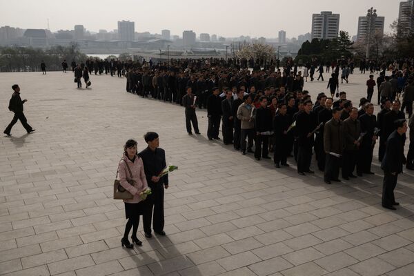 Возложение цветов к статуям лидеров КНДР Ким Ир Сена и Ким Чен Ира в Пхеньяне - Sputnik Абхазия
