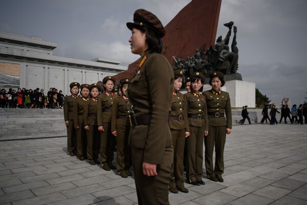 Северокорейские военные напротив скульптур лидеров КНДР Ким Ир Сена и Ким Чен Ира в Пхеньяне - Sputnik Абхазия