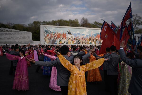 Массовый танец во время празднования Дня Солнца в Пхеньяне - Sputnik Абхазия