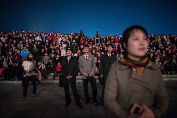 Жители во время салюта в честь празднования дня рождения основателя северокорейского государства Ким Ир Сена в Пхеньяне - Sputnik Абхазия