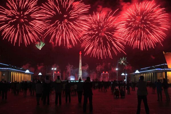 Салют в честь празднования дня рождения основателя северокорейского государства Ким Ир Сена в Пхеньяне - Sputnik Абхазия