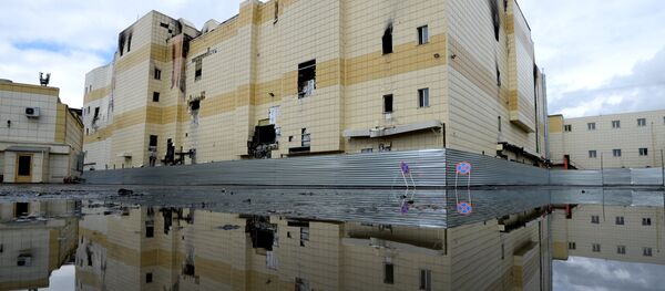 Здание торгового центра «Зимняя вишня» после пожара Здание торгового центра «Зимняя вишня» после пожара - Sputnik Абхазия