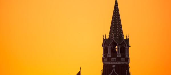 Спасская башня Московского Кремля. Слева флаг России на здании Сенатского дворца Московского Кремля. - Sputnik Абхазия