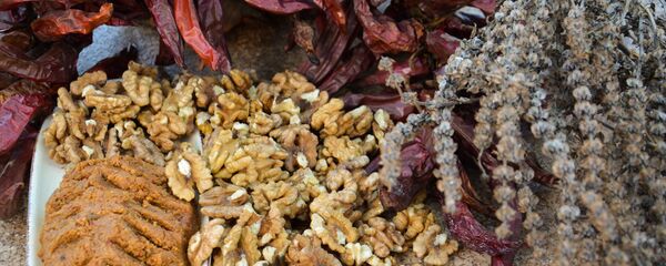 Измельченный грецкий орех с аджикой - основная заправка блюда. - Sputnik Абхазия