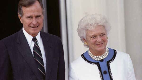 Джордж Буш-старший с супругой Барбарой Буш, архивное фото  - Sputnik Абхазия