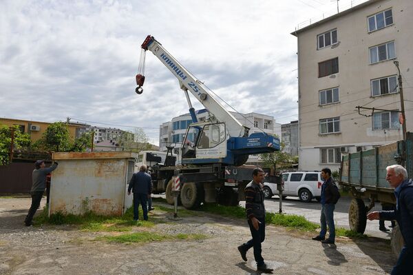 Снос бесхозных киосков сотрудниками администрации города Сухум - Sputnik Абхазия