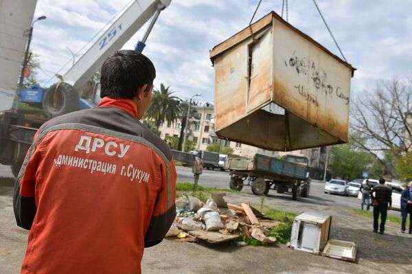 Снос бесхозных киосков сотрудниками администрации города Сухум - Sputnik Абхазия