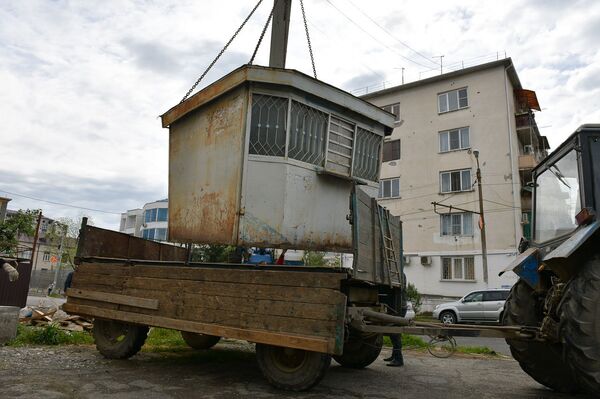 Снос бесхозных киосков сотрудниками администрации города Сухум - Sputnik Абхазия