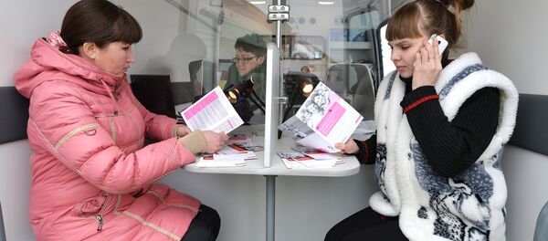 Жительницы отдаленного района получают консультацию по материнскому капиталу в мобильном (передвижном) комплексе клиентской службы пенсионного фонда РФ по Челябинской области для обслуживания удаленных труднодоступных пунктов и обслуживании людей с ограниченными возможностями. Жительницы отдаленного района получают консультацию по материнскому капиталу в мобильном (передвижном) комплексе клиентской службы пенсионного фонда РФ по Челябинской области для обслуживания удаленных труднодоступных пунктов и обслуживании людей с ограниченными возможностями. - Sputnik Абхазия