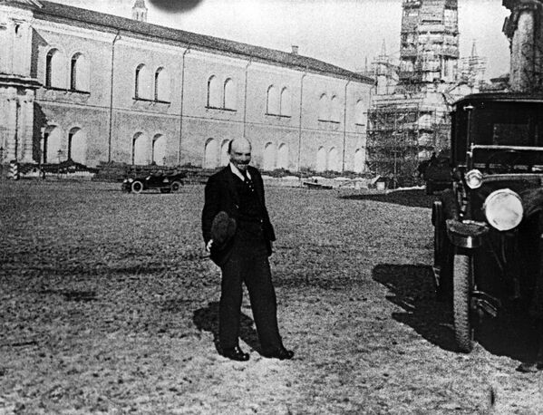 Владимир Ленин на прогулке во дворе Кремля по выздоровлении после ранения, 1918 год - Sputnik Абхазия