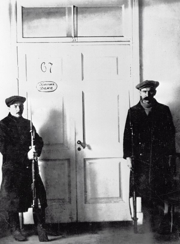 Часовые охраняют кабинет В. И. Ленина в Смольном. Петроград. 1917 год - Sputnik Абхазия