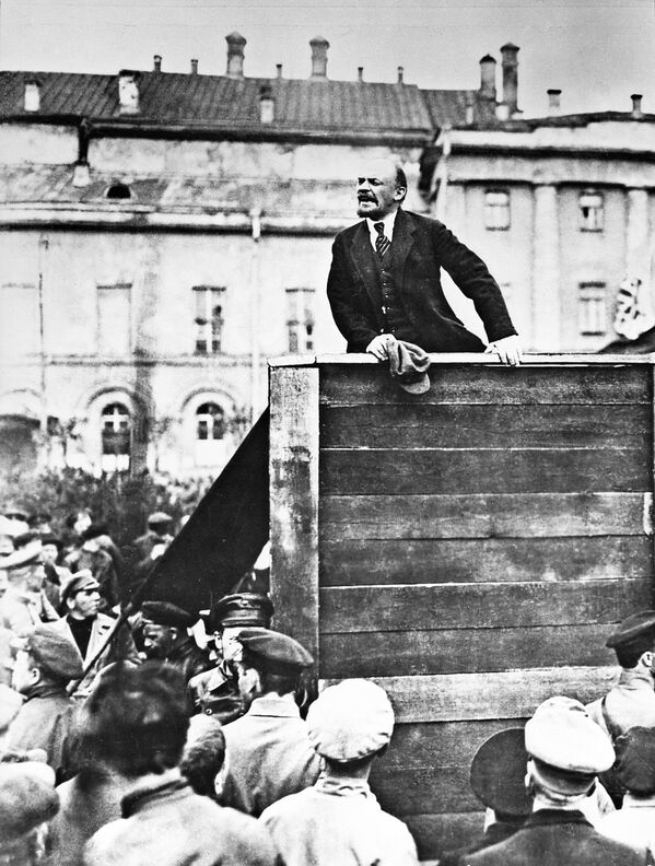 Владимир Ленин выступает с речью на площади Свердлова в Москве во время парада войск, отправляющихся на польский фронт, 1920 год - Sputnik Абхазия
