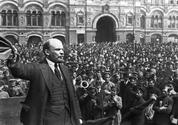 Владимир Ленин произносит речь в день празднования второй годовщины войск Всевобуча на Красной площади в Москве 25 мая 1919 года - Sputnik Абхазия