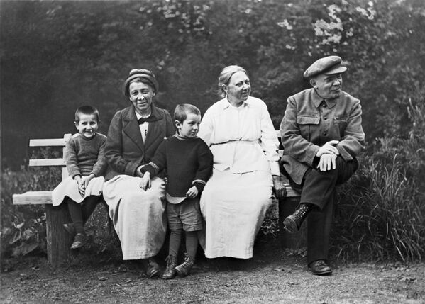 Владимир Ленин и Надежда Крупская в Горках, 1922 год - Sputnik Абхазия