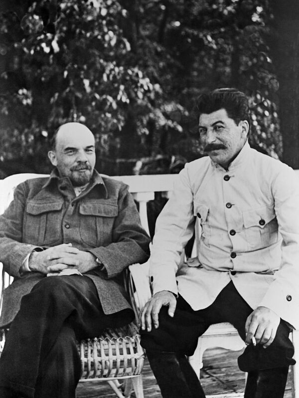 Владимир Ильич Ленин и Иосиф Виссарионович Сталин в Горках, 1922 год - Sputnik Абхазия