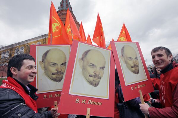 Участники акции на Красной площади во время церемонии возложения цветов и венков к мавзолею В.И. Ленина в день 140-й годовщины со дня рождения вождя пролетариата - Sputnik Абхазия