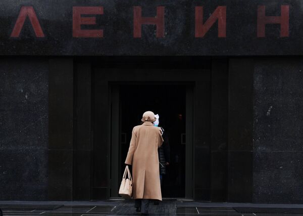 Посетители заходят в Мавзолей В.И. Ленина на Красной площади, который открылся после ремонта, 2017 год - Sputnik Абхазия