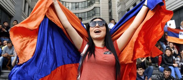Участница акции протеста сторонников оппозиции в Ереване - Sputnik Абхазия