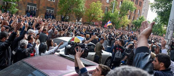 Протестующие перед отделением полиции, где предположительно находится Никол Пашинян (22 апреля 2018). Ереван Протестующие перед отделением полиции, где предположительно находится Никол Пашинян (22 апреля 2018). Ереван - Sputnik Абхазия