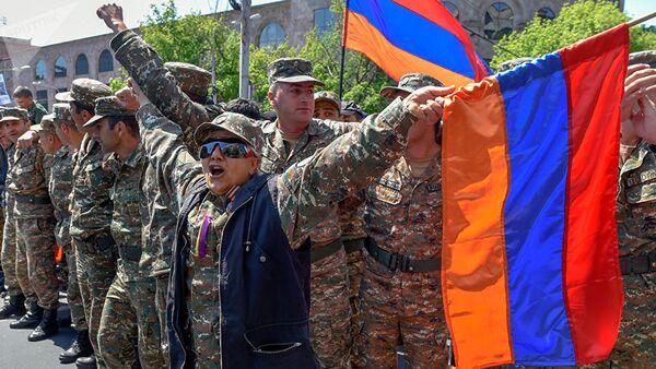Лица в военной форме с шевронами миротворцев присоединились к участникам акции протеста в Ереване - Sputnik Абхазия