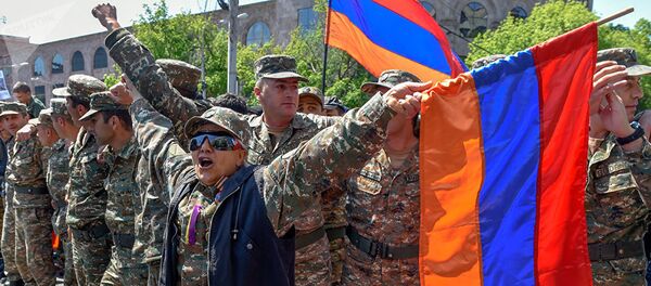 Лица в военной форме с шевронами миротворцев присоединились к участникам акции протеста в Ереване Лица в военной форме с шевронами миротворцев присоединились к участникам акции протеста в Ереване - Sputnik Абхазия