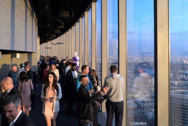 Посетители на самой высокой смотровой площадке в Европе, которая находится на 89 этаже Башни Федерация-Восток делового комплекса Москва-Сити - Sputnik Абхазия
