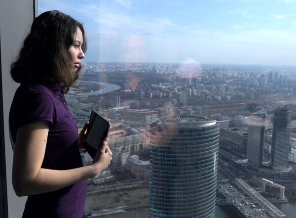 Посетительница на самой высокой смотровой площадке в Европе, которая находится на 89 этаже Башни Федерация-Восток делового комплекса Москва-Сити - Sputnik Абхазия