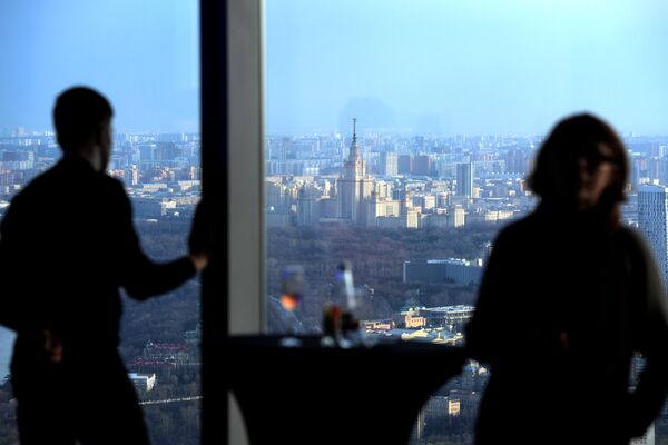 Посетители на самой высокой смотровой площадке в Европе, которая находится на 89 этаже Башни Федерация-Восток делового комплекса Москва-Сити - Sputnik Абхазия