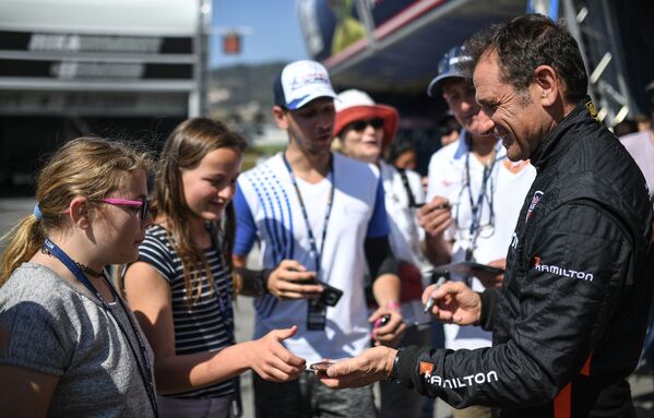 Пилот Николя Иванофф общается с поклонниками перед выступлением в классе Master на этапе чемпионата мира Red Bull Air Race в Каннах - Sputnik Абхазия