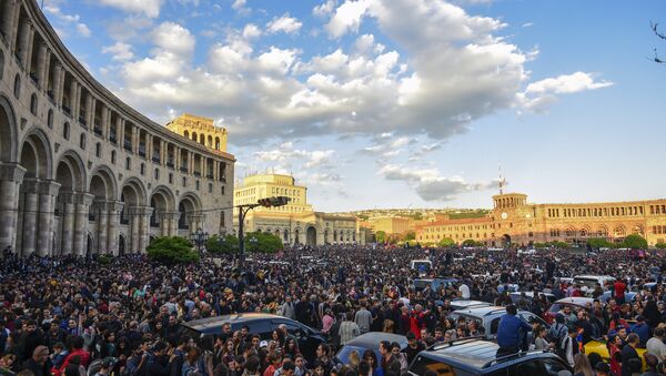 Митинг в Ереване в связи с отставкой С. Саргсяна - Sputnik Абхазия