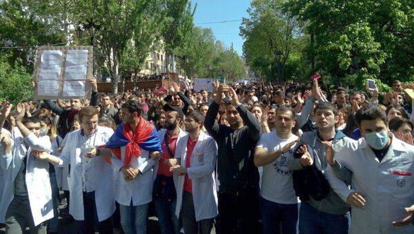 Студенты на улице Абовяна (23 апреля 2018). Ереван - Sputnik Абхазия