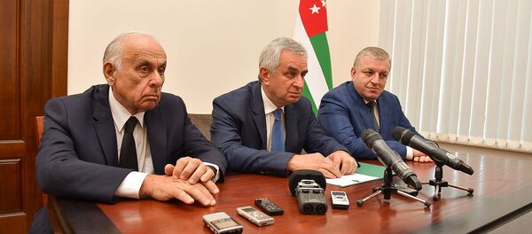 Представление нового премьер министра Геннадия Гагулия  кабинету министров - Sputnik Абхазия