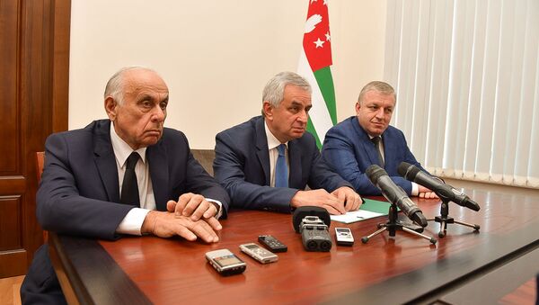 Представление нового премьер министра Геннадия Гагулия  кабинету министров - Sputnik Абхазия