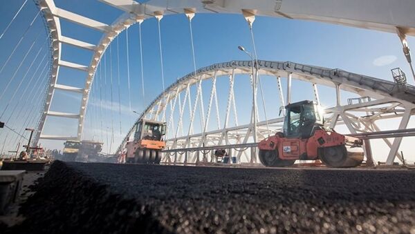 Строители завершили укладку асфальтобетона на автодорожной части моста через Керченский пролив - Sputnik Абхазия