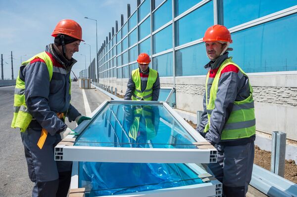 Рабочие на строительстве автомобильных подходов к мосту через Керченский пролив со стороны Тамани. - Sputnik Абхазия