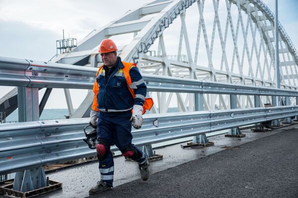 Рабочий на строительстве автомобильных подходов к мосту через Керченский пролив со стороны Тамани - Sputnik Абхазия
