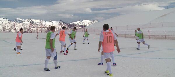 В Сочи любители футбола сыграли на высоте 2000 метров В Сочи любители футбола сыграли на высоте 2000 метров - Sputnik Абхазия