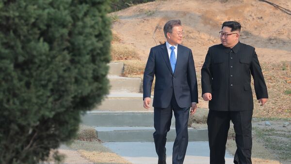 Глава Северной Кореи Ким Чен Ун и президент Южной Кореи Луна Чжэ-ин после церемонии посадки деревьев в деревне Панмунджом - Sputnik Аҧсны